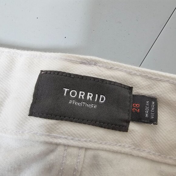 Torrid 28 White Denim Cut Off Shorts Button Fly Raw Hem High Rise Distressed - Picture 6 of 7
